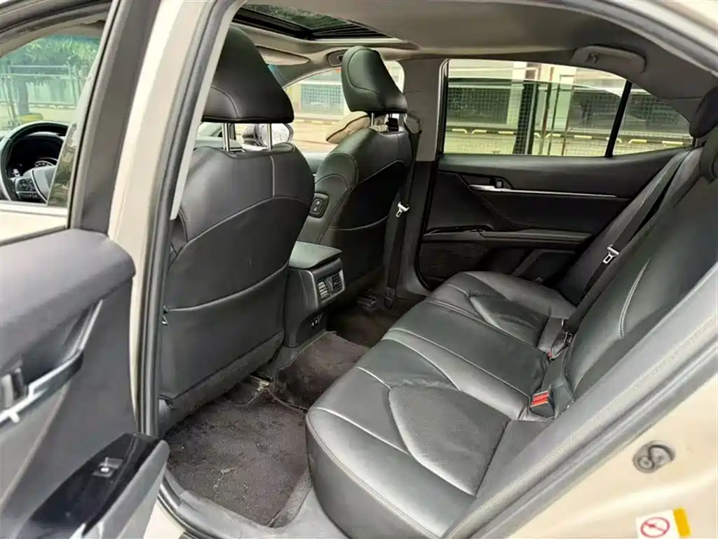 Toyota Camry 2019 — фото 13
