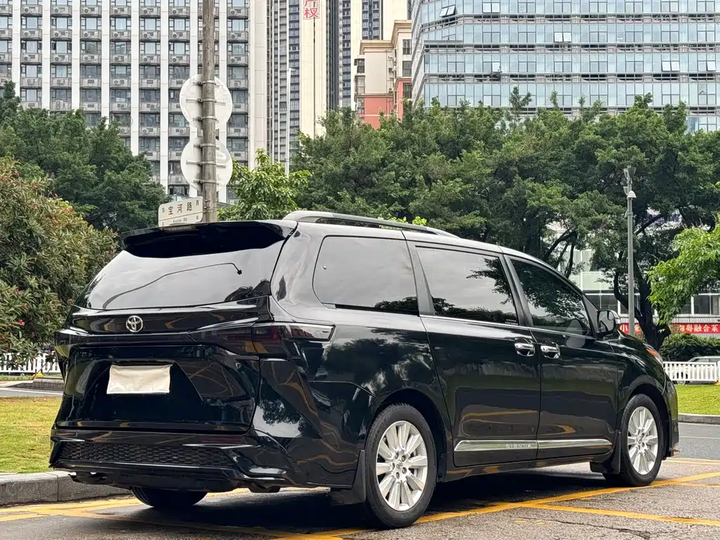 Toyota Sienna 2017 — фото 16