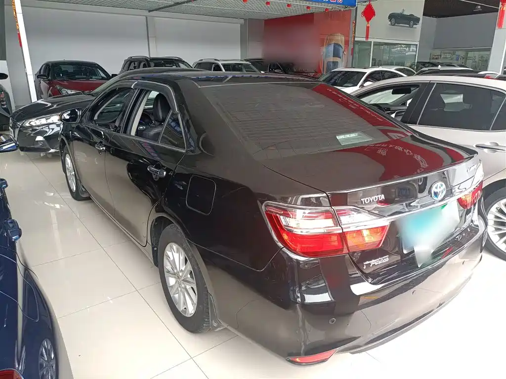 Toyota Camry 2017 — фото 24