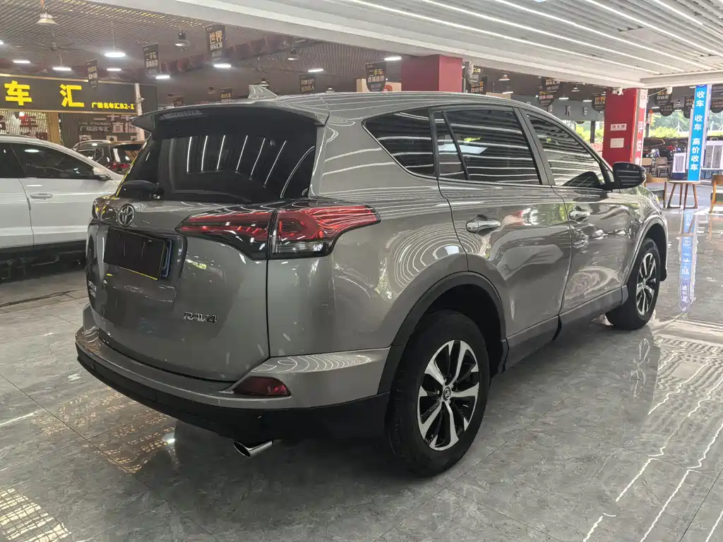 Toyota RAV4 2017 — фото 6