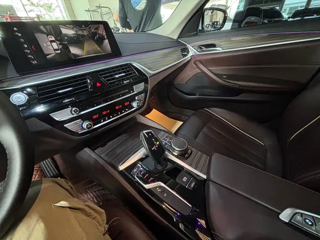 BMW 5 Series 2019 — фото 10