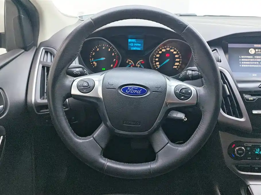 Ford Focus 2015 — фото 15