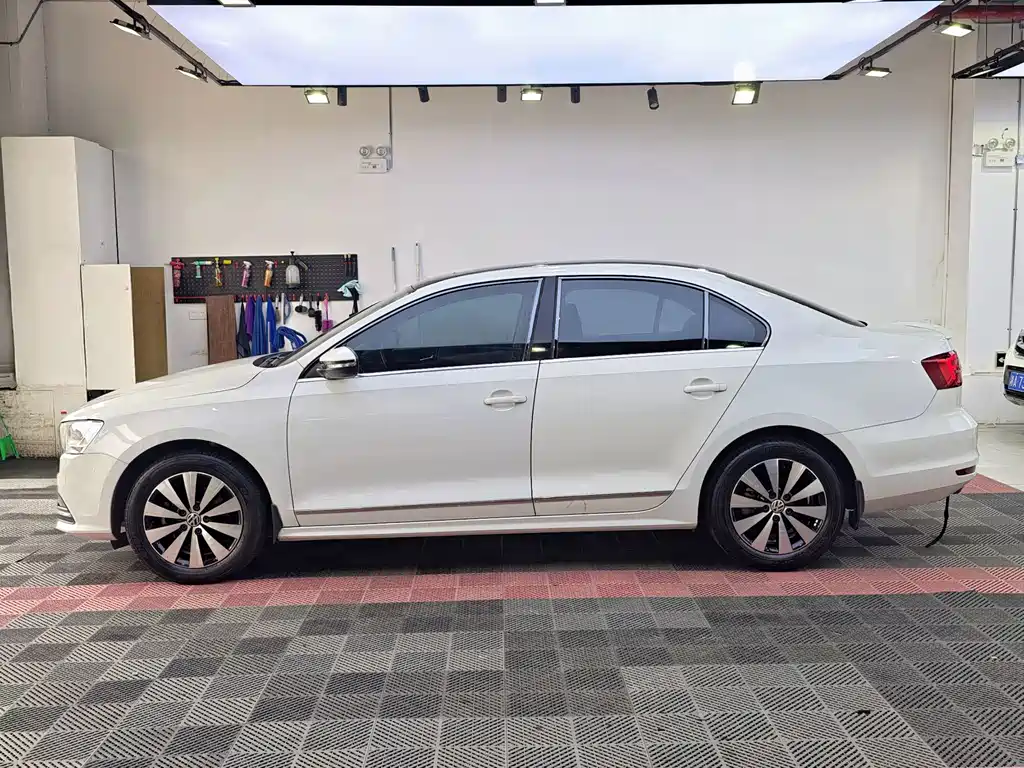 Volkswagen Sagitar 2016