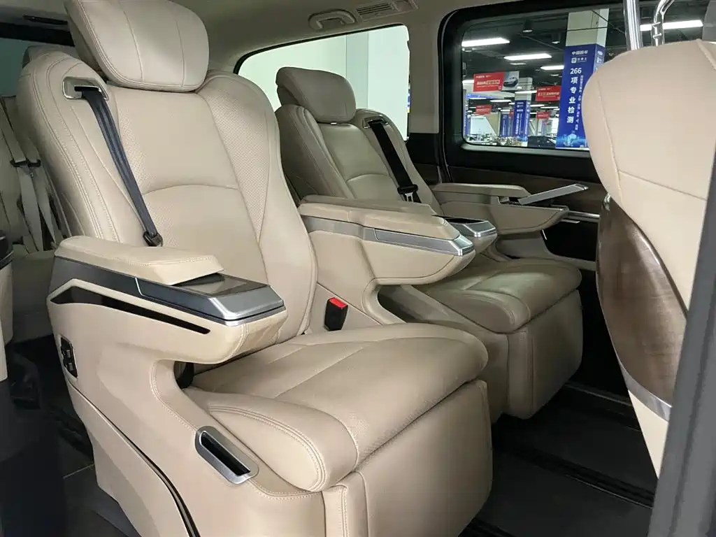 Mercedes-Benz V-Class 2021 — фото 11