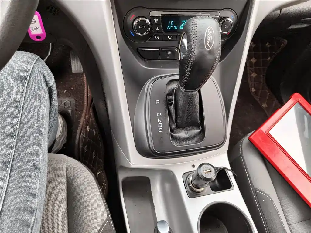 Ford Kuga 2015 — фото 10