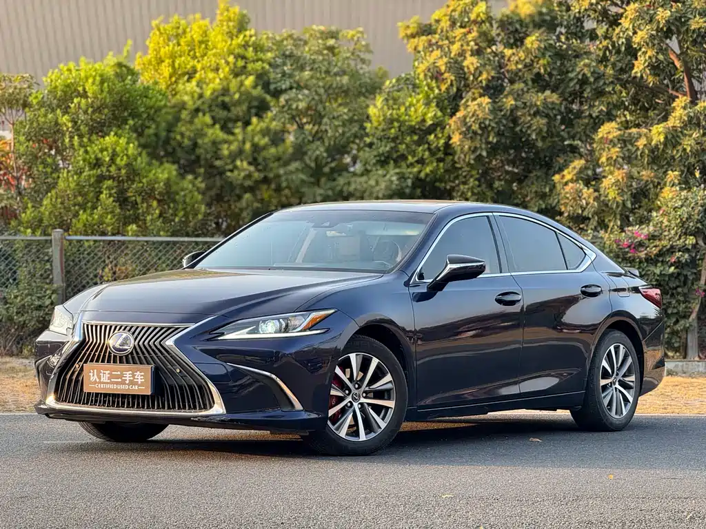 Lexus ES 2019 — фото 1