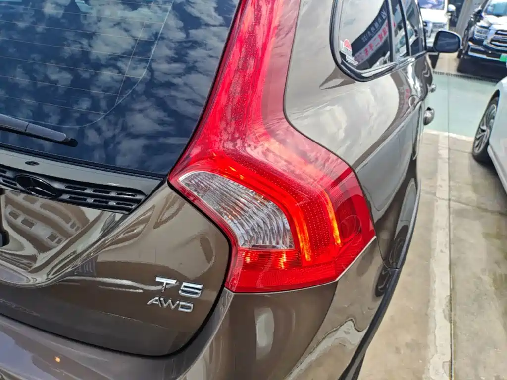 Volvo V60 2018 — фото 8