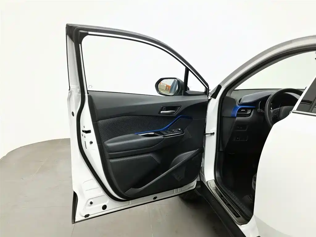 Toyota C-HR 2023 — фото 8
