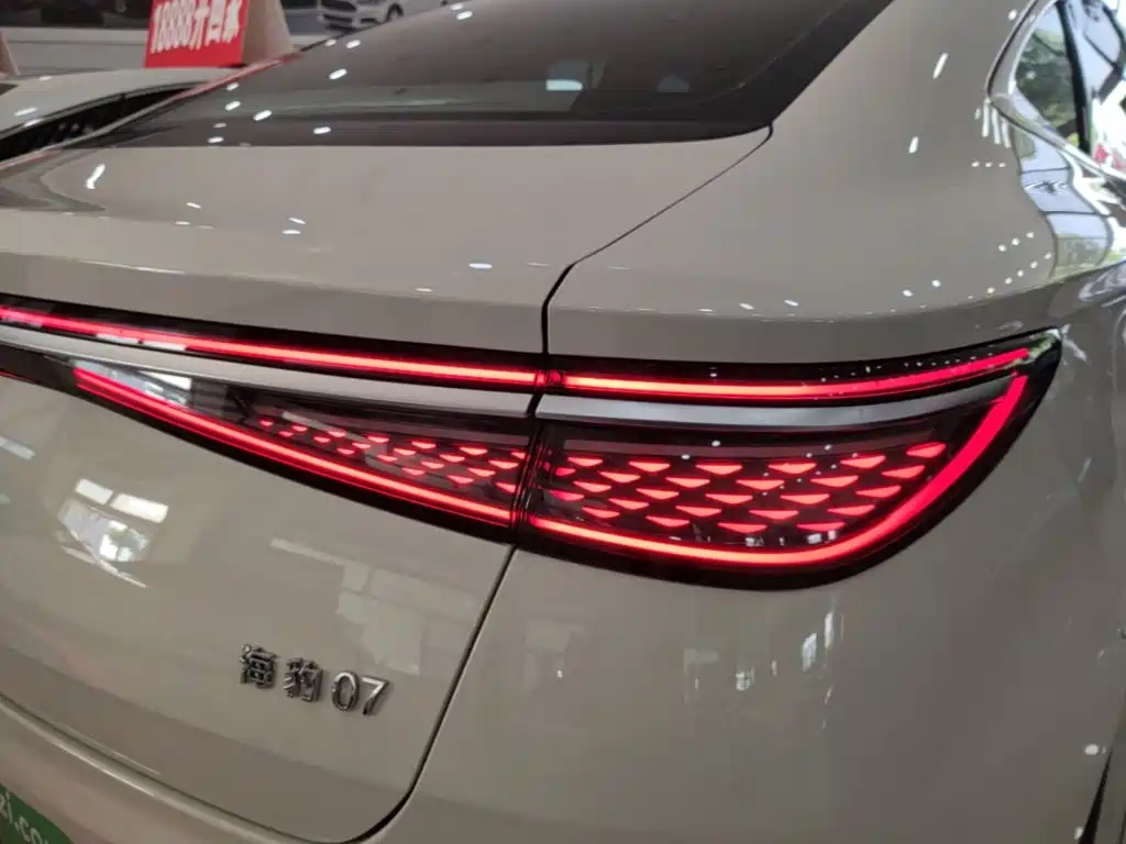 BYD Seal 07 DM-i 2025 — фото 8