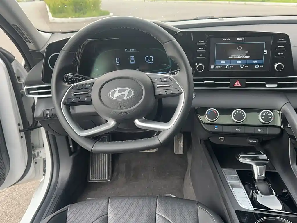 Hyundai Elantra 2025 — фото 14