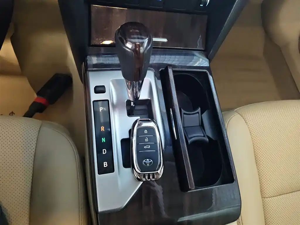 Toyota Camry 2016 — фото 10