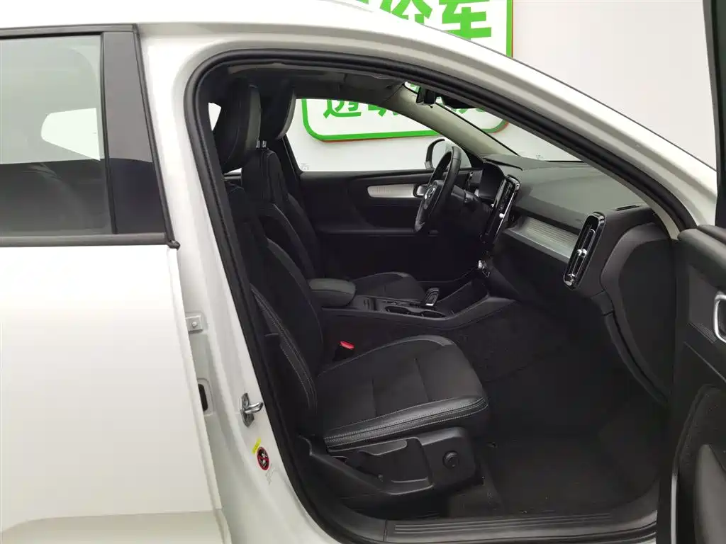 Volvo XC40 2020 — фото 23