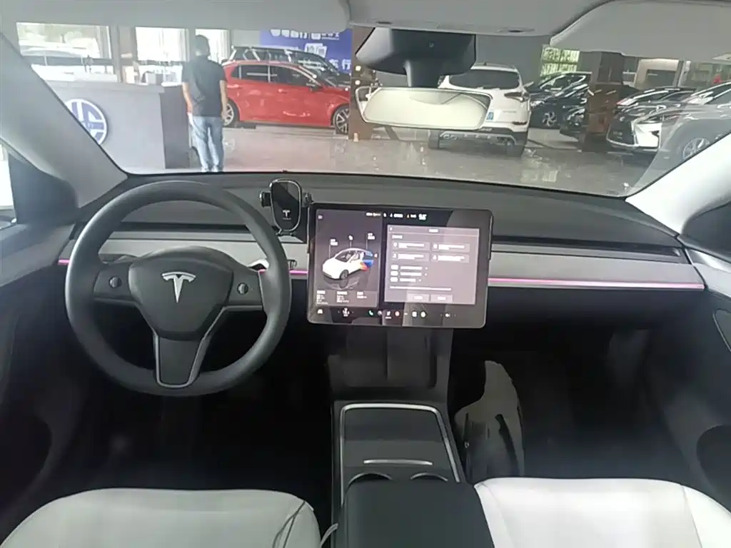 Tesla Model Y 2025 — фото 10