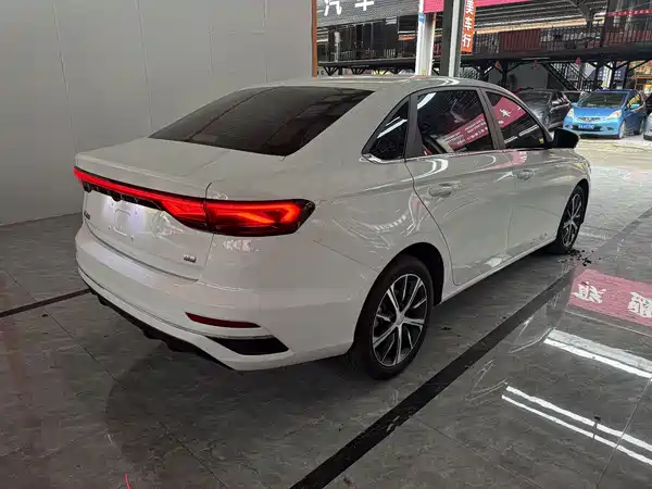Geely Emgrand 2022