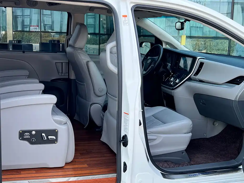 Toyota Sienna 2017 — фото 10