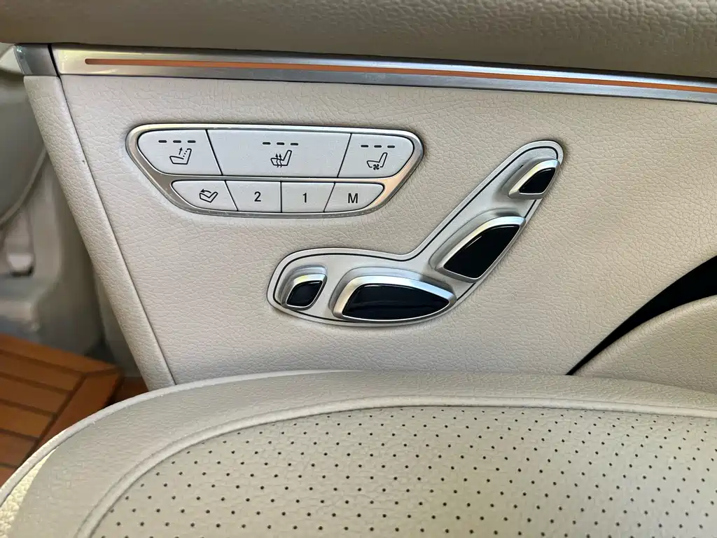 Mercedes-Benz V-Class 2021 — фото 17