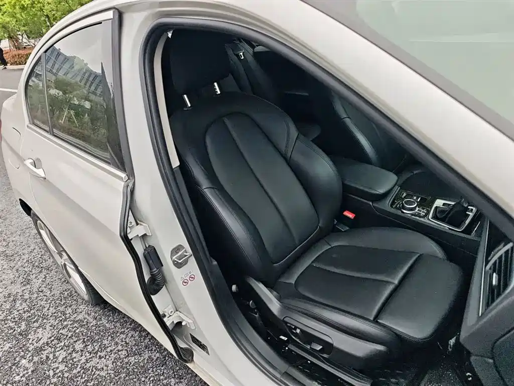 BMW 1 Series 2019 — фото 18