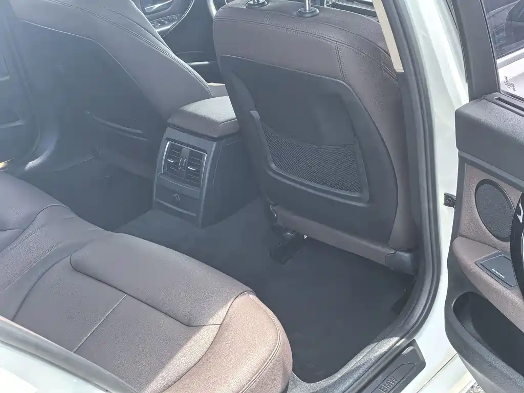 BMW 3 Series 2018 — фото 12