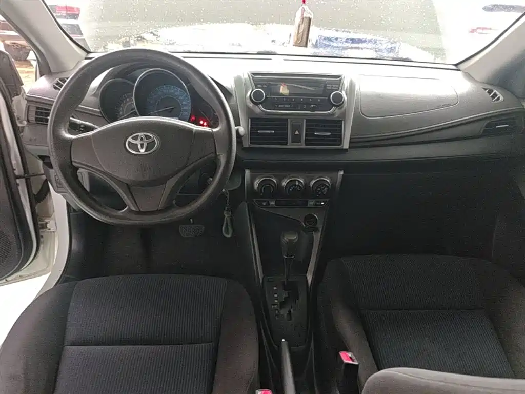 Toyota Yaris L 2015 — фото 10