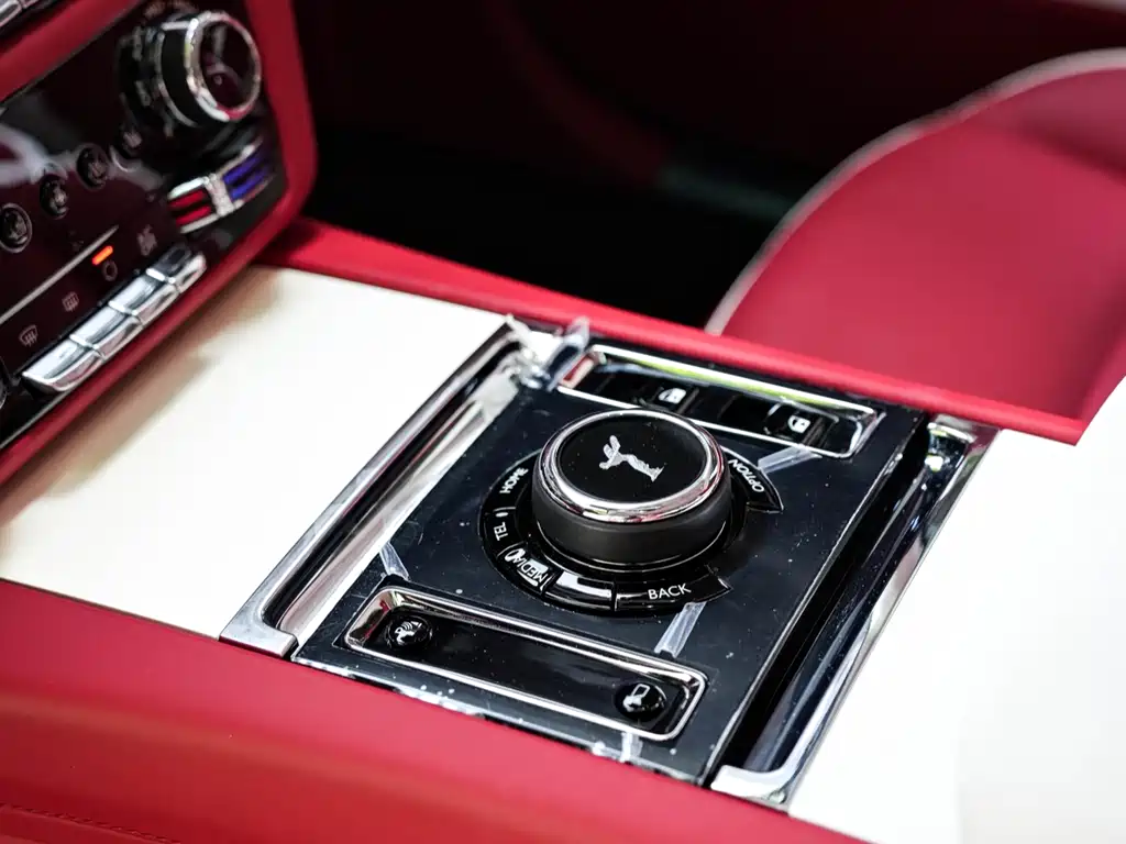 Rolls-Royce Phantom 2024 — фото 12