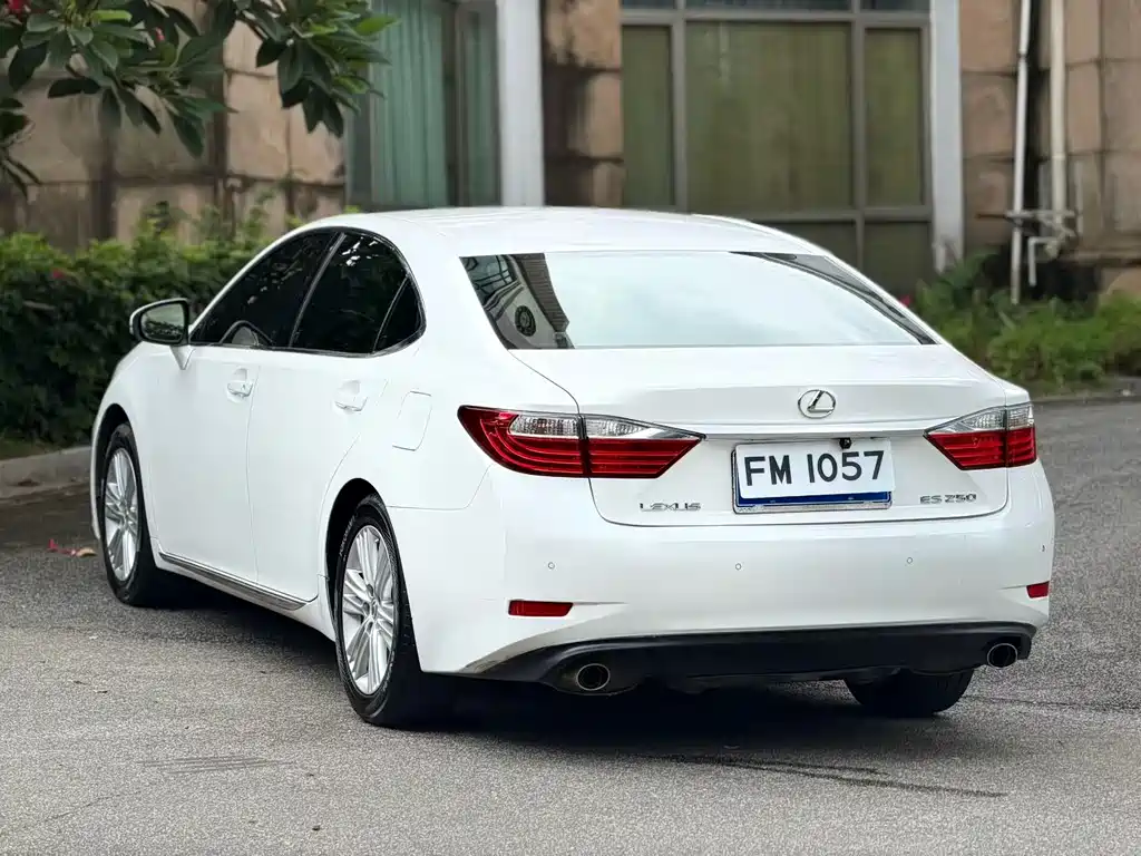 Lexus ES 2015 — фото 9