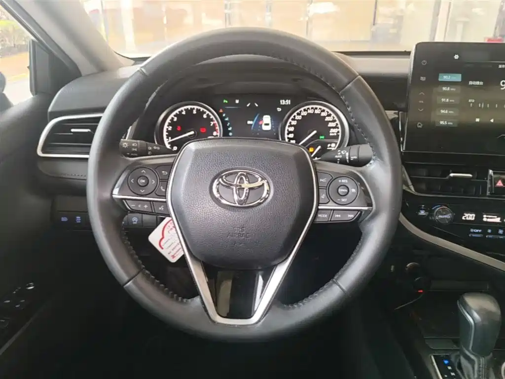 Toyota Camry 2022 — фото 11