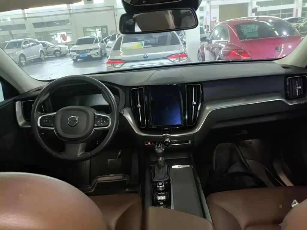 Volvo XC60 2019 — фото 10
