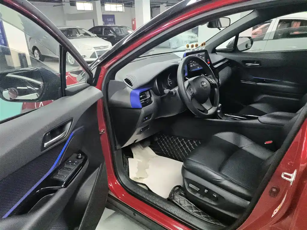 Toyota C-HR 2020 — фото 16