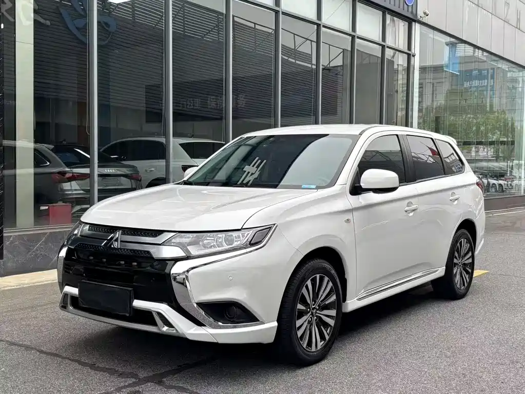 Mitsubishi Outlander 2022 — фото 1