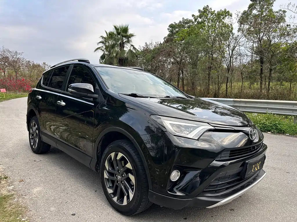 Toyota RAV4 2018 — фото 3