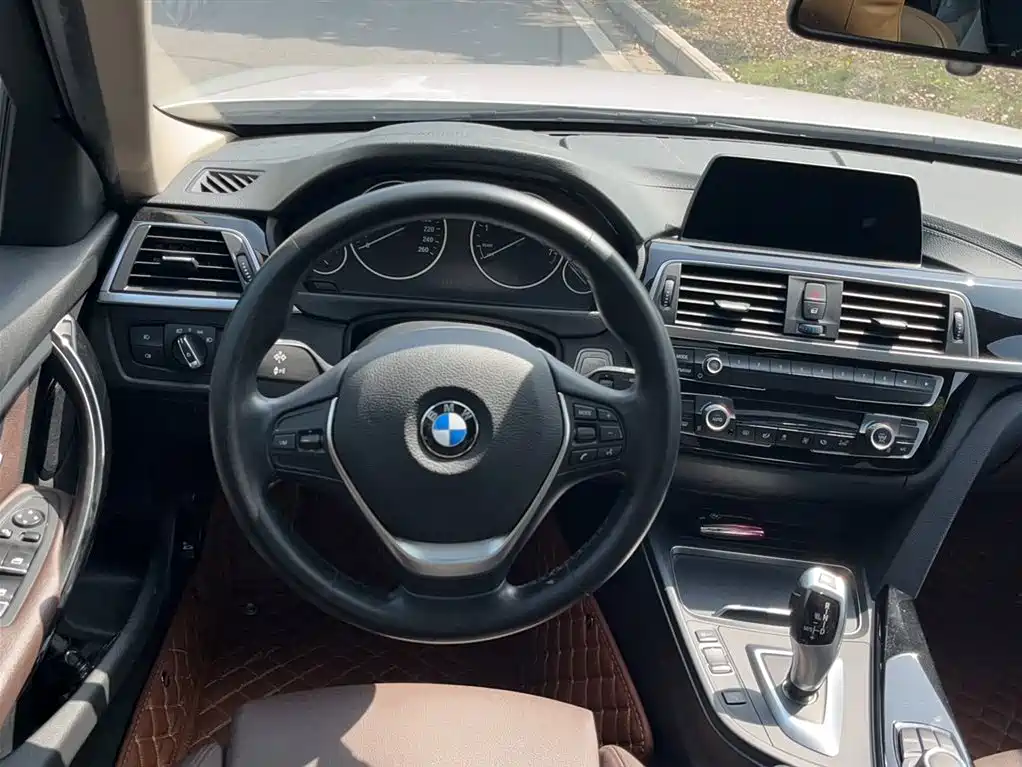 BMW 3 Series 2017 — фото 19
