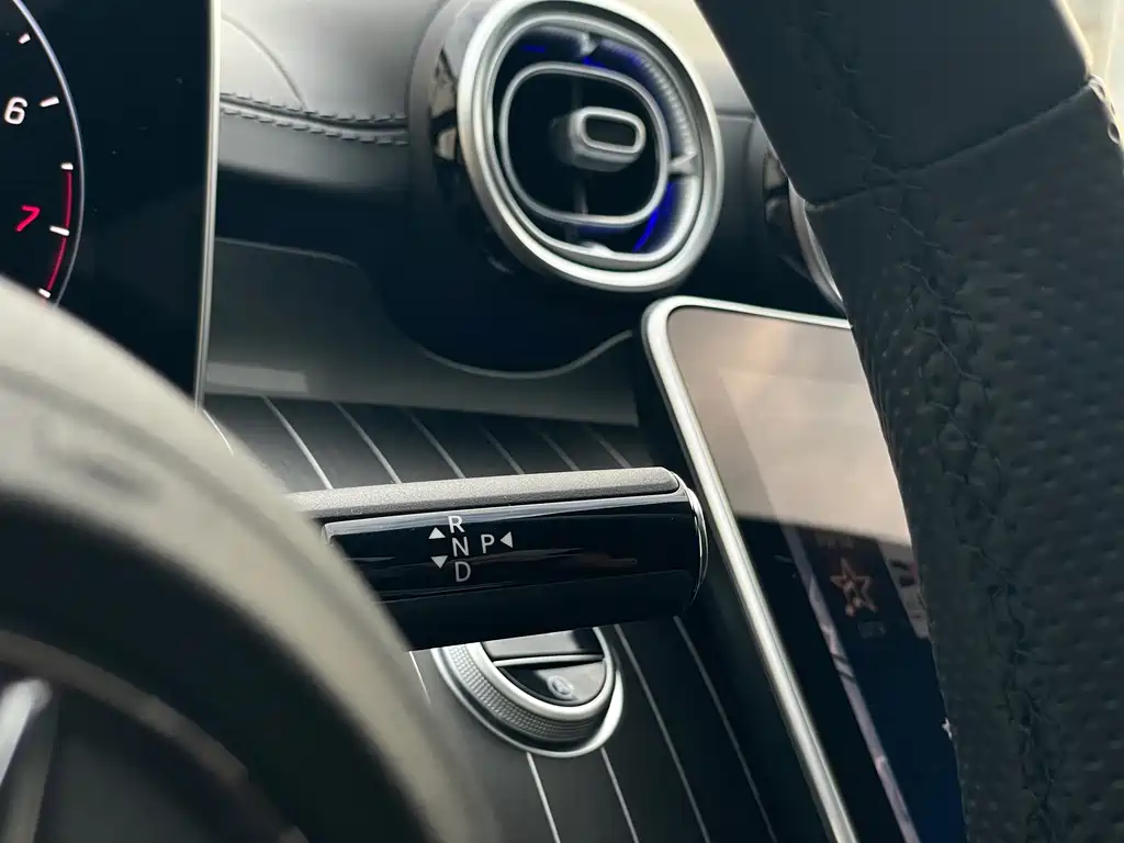 Mercedes-Benz C-Class 2025 — фото 11