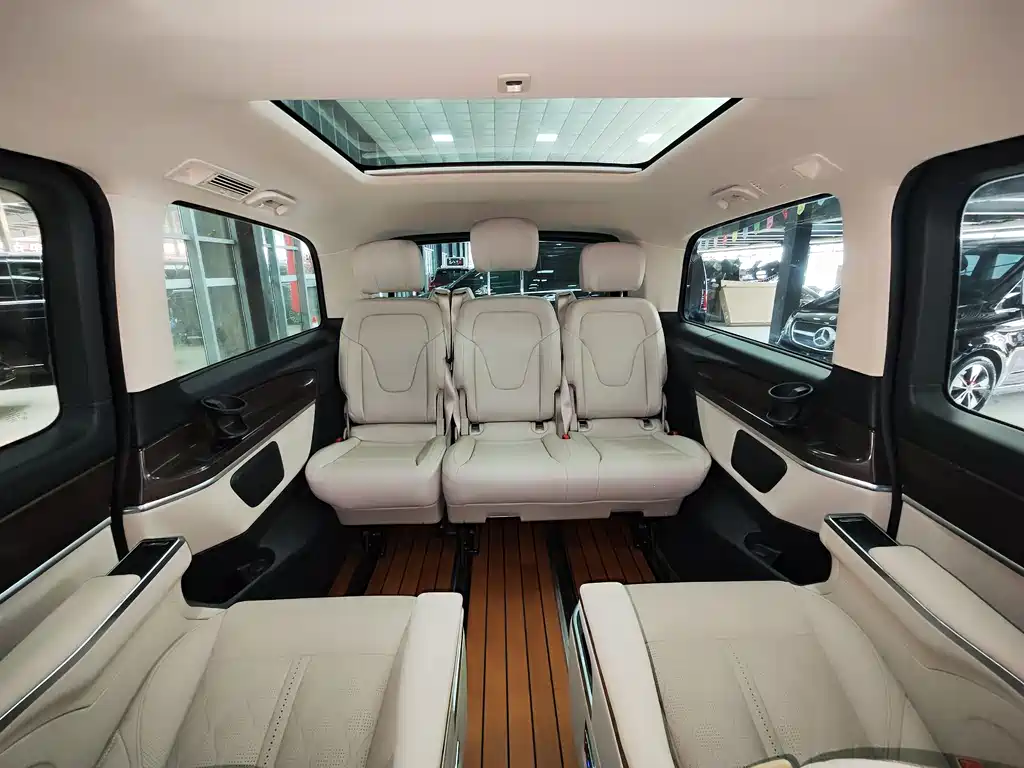 Mercedes-Benz V-Class 2021 — фото 15