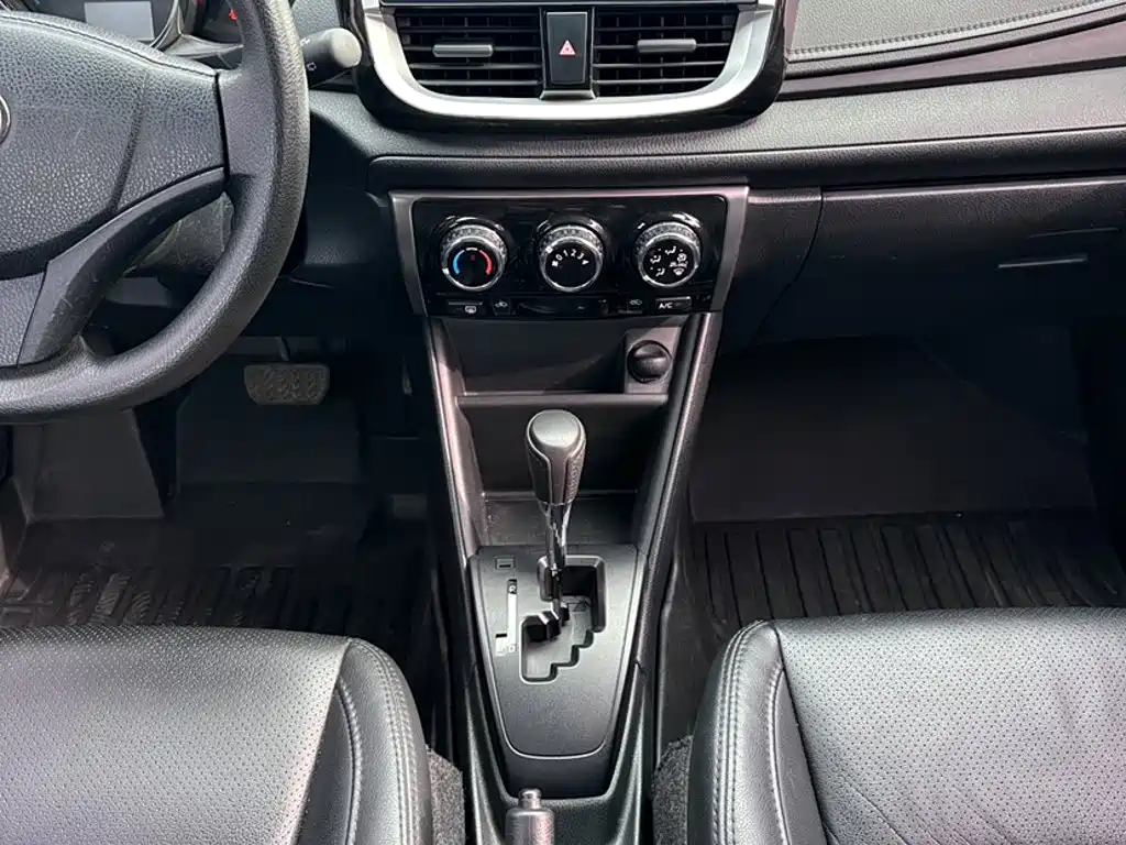 Toyota Yaris L 2018 — фото 14