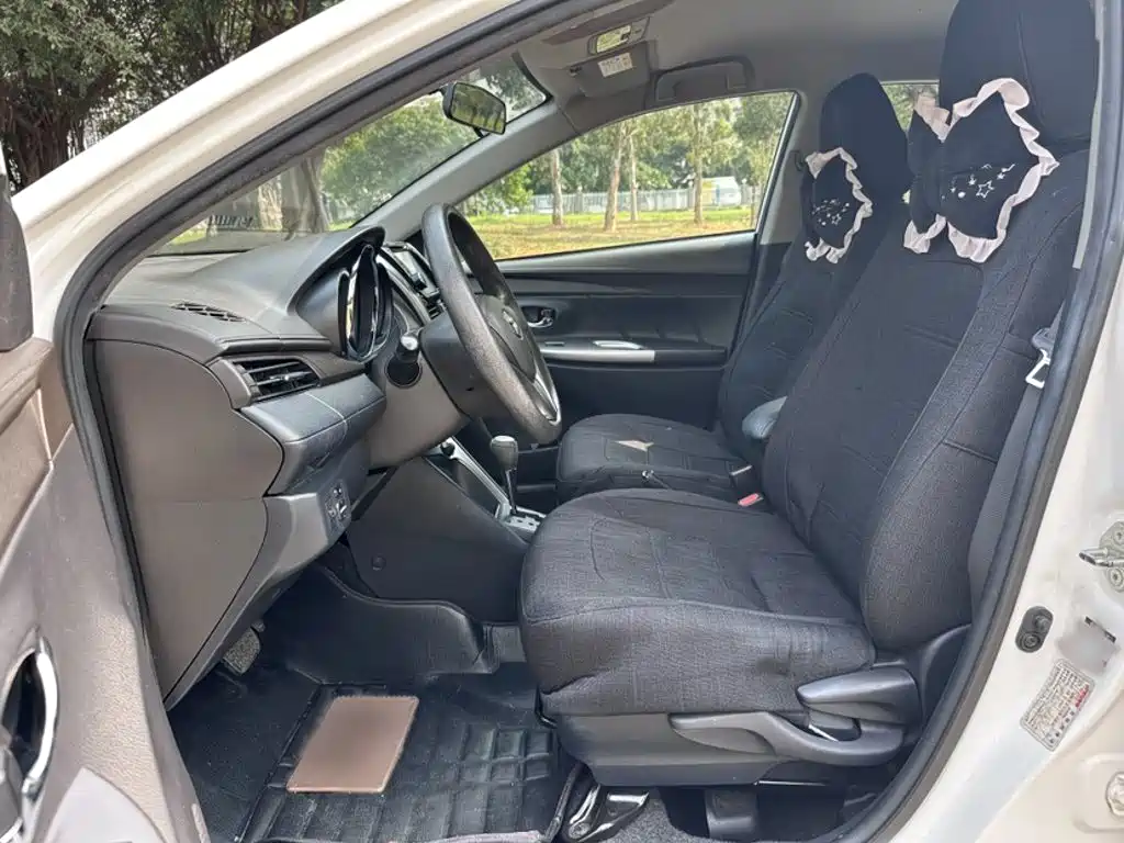 Toyota Yaris L 2015 — фото 13