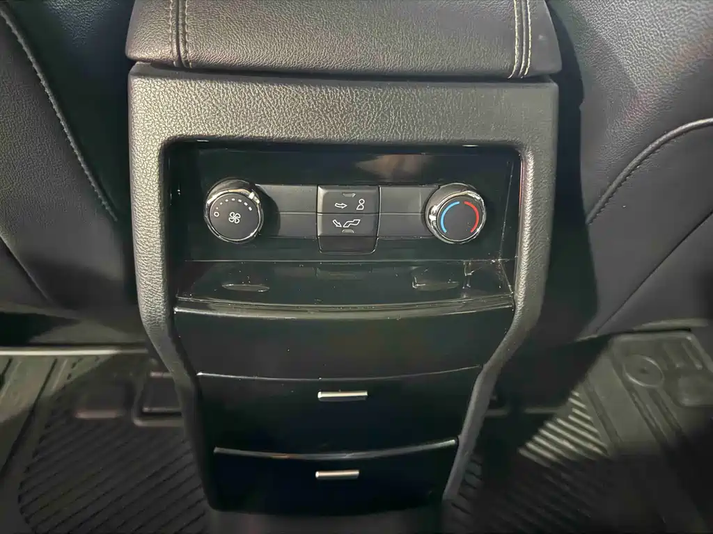 Ford Edge 2018 — фото 11