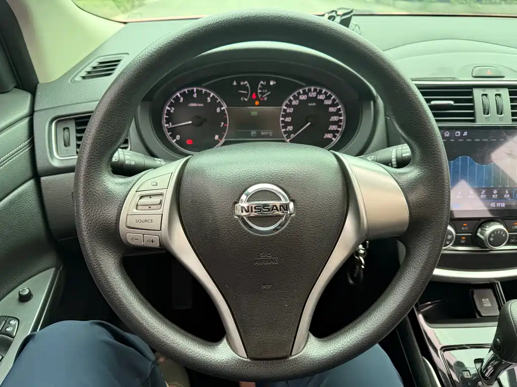 Nissan Tiida 2017 — фото 8