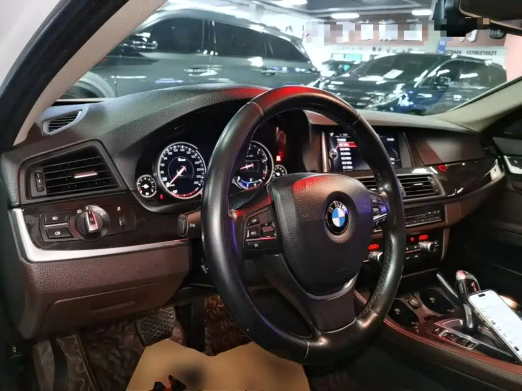 BMW 5 Series 2016 — фото 10