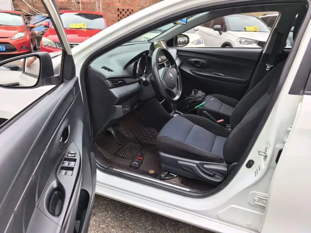 Toyota Yaris L 2022 — фото 16