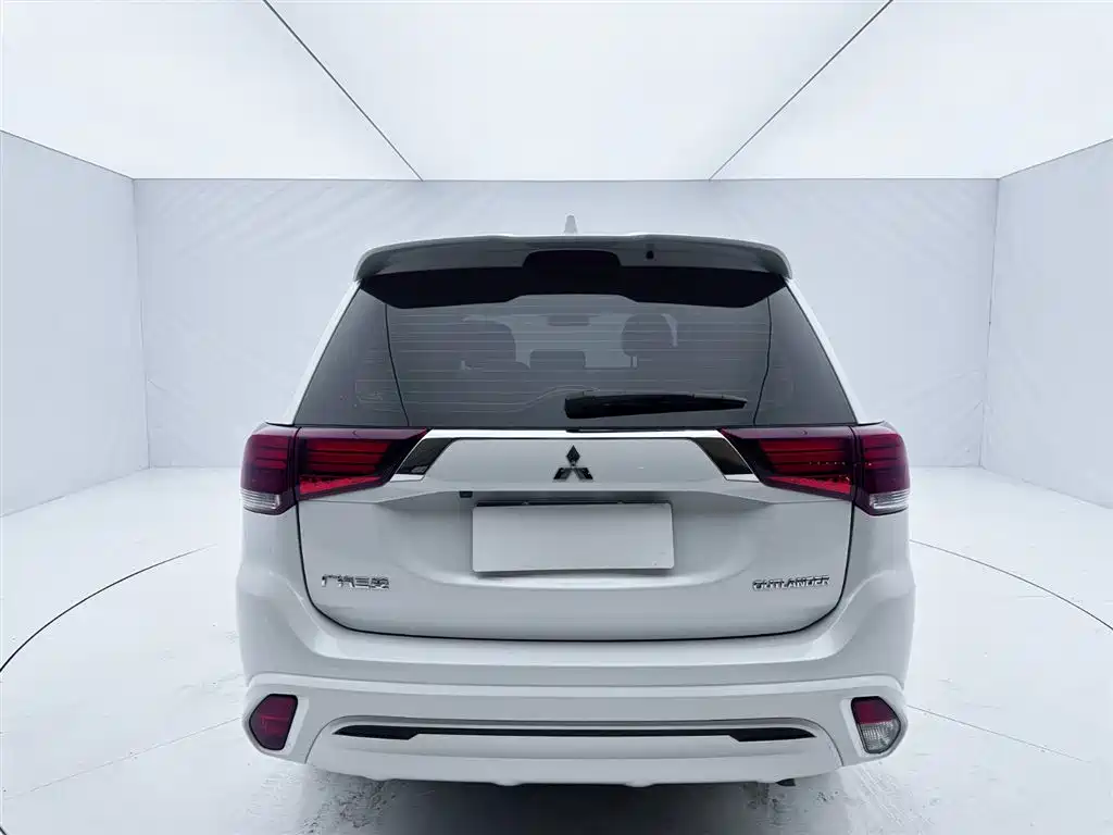Mitsubishi Outlander 2022 — фото 6