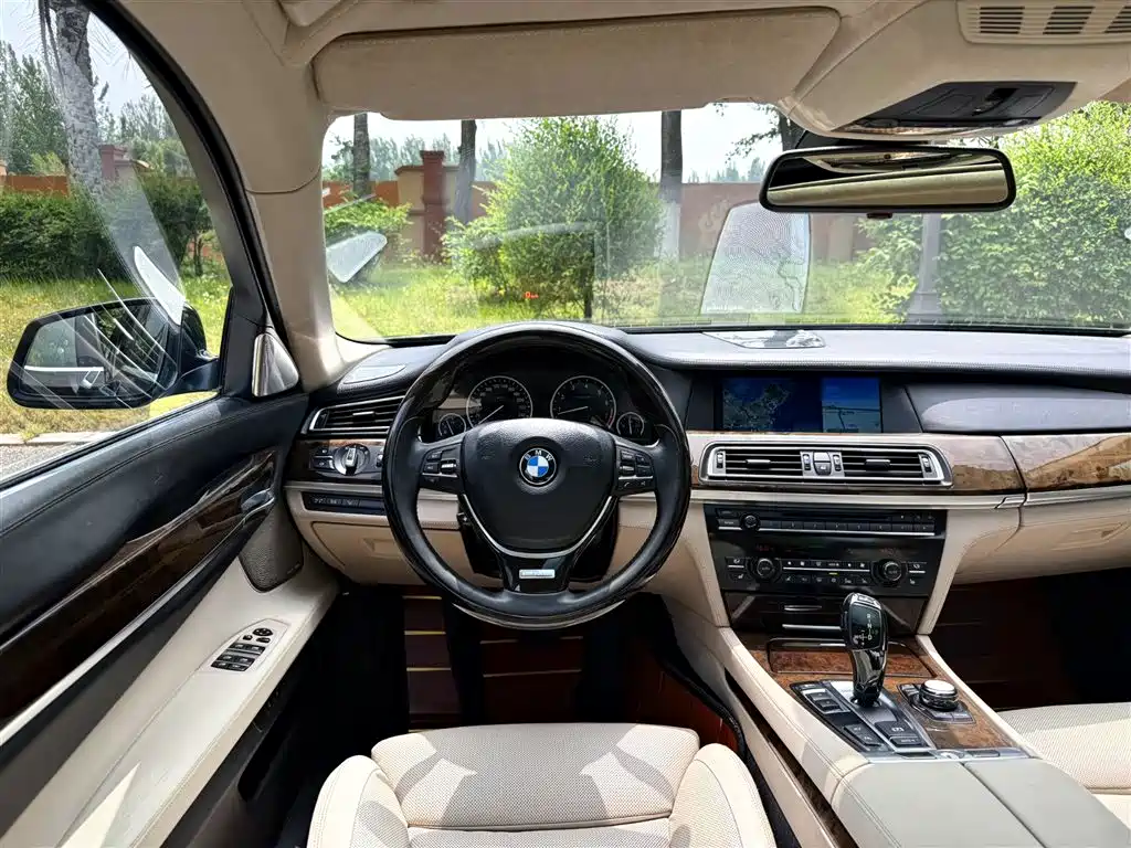 BMW 7 Series 2012 — фото 16