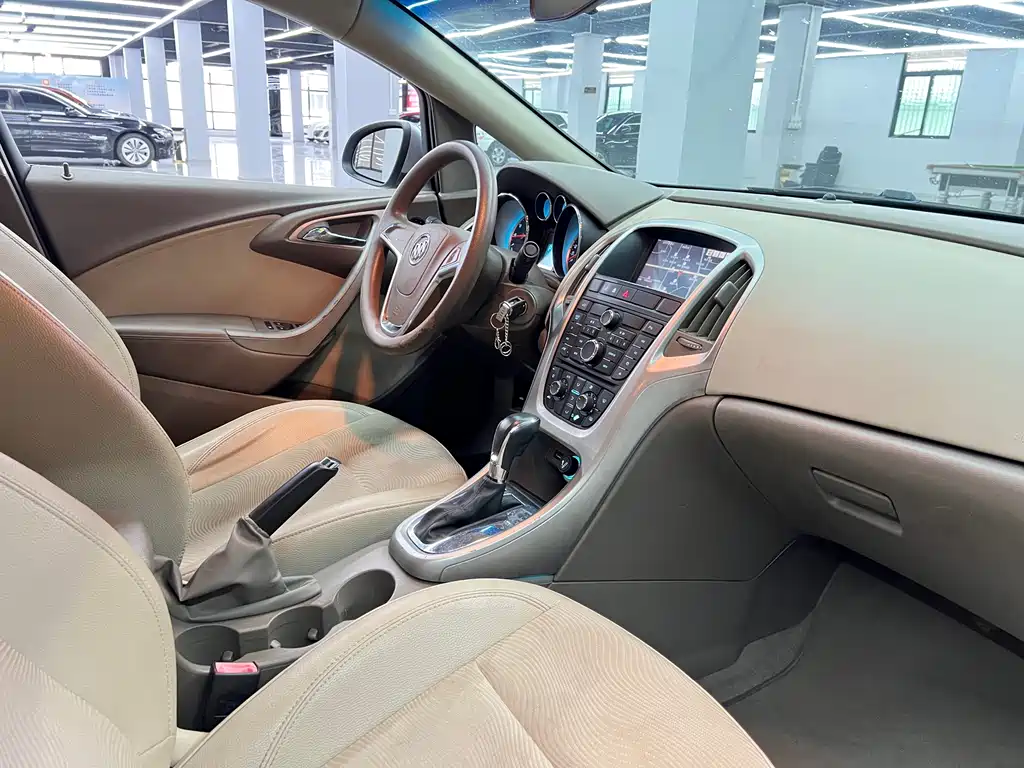 Buick Excelle 2013 — фото 15