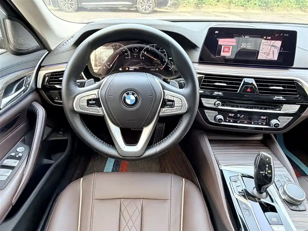 BMW 5 Series 2019 — фото 13