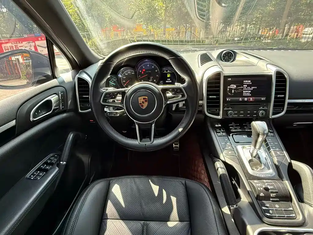 Porsche Cayenne 2017 — фото 22