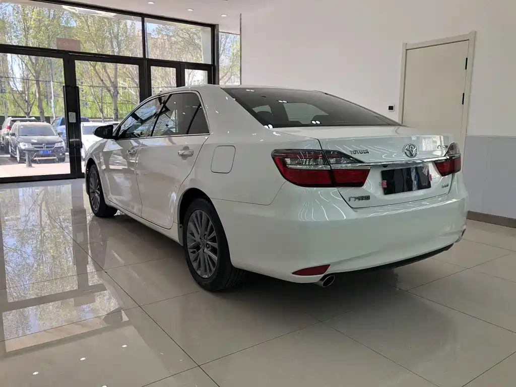 Toyota Camry 2015 — фото 24