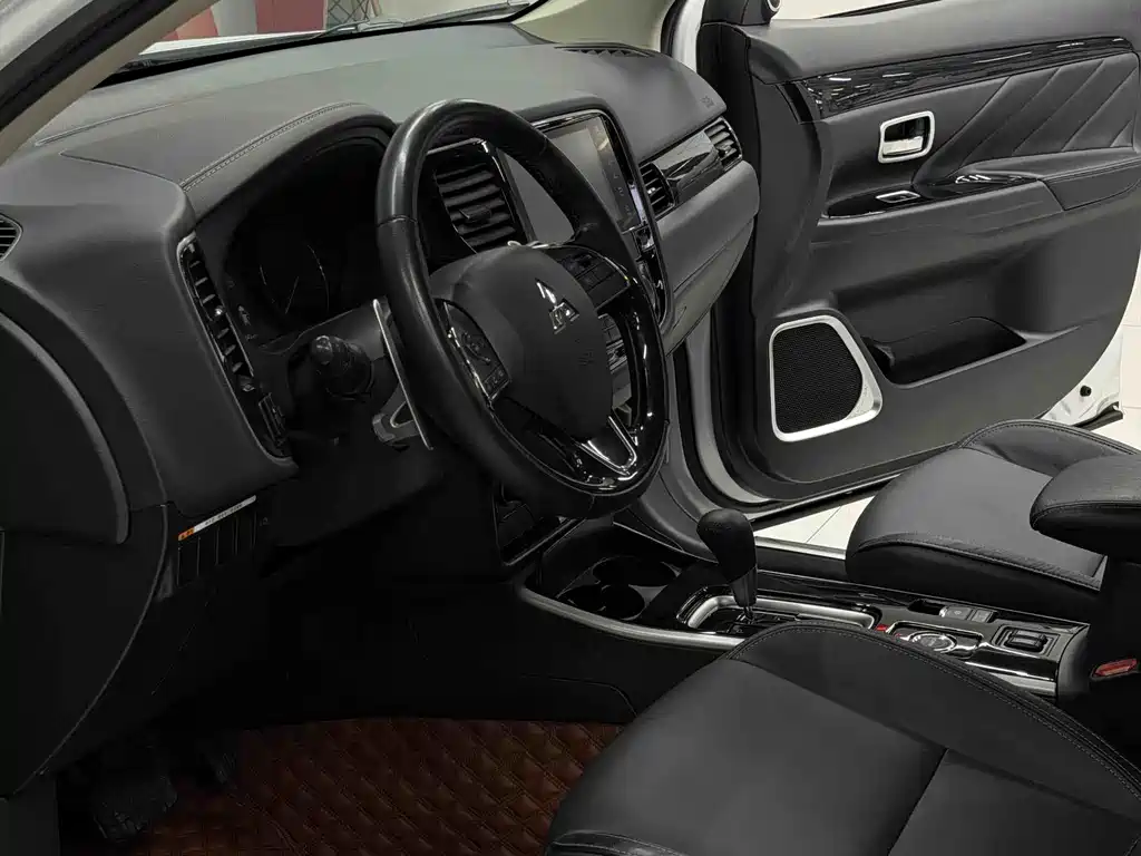 Mitsubishi Outlander 2019 — фото 12