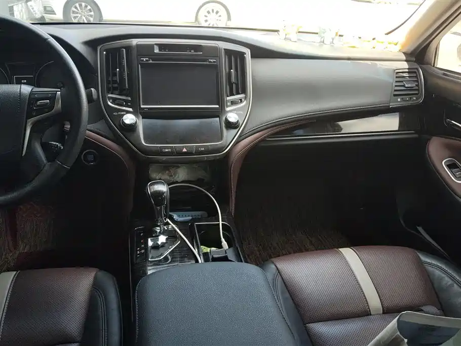 Toyota Crown 2017 — фото 13