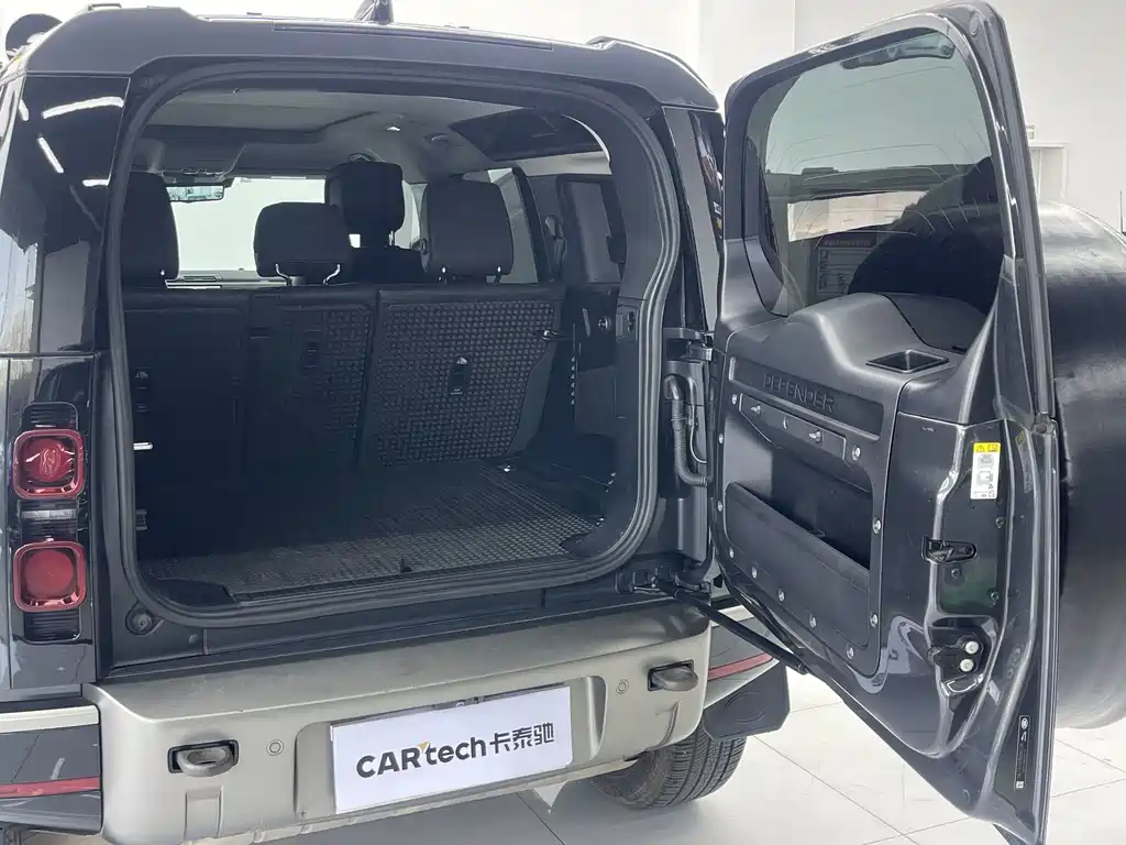 Land Rover Defender 2021 — фото 18