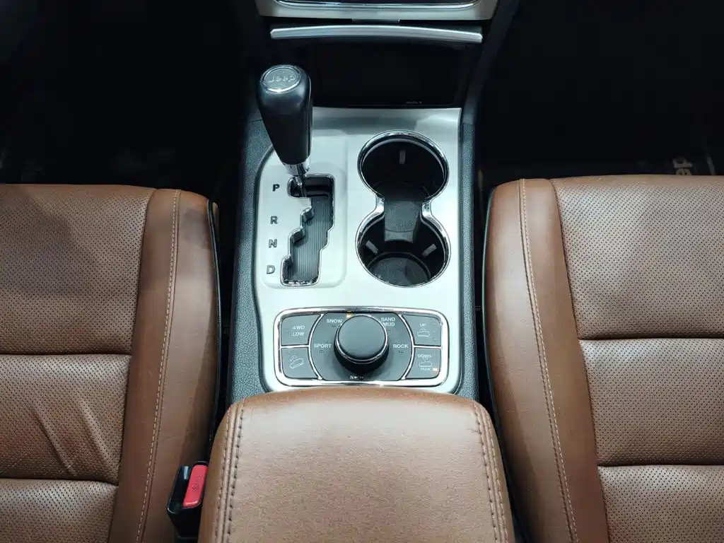 Jeep Grand Cherokee 2012 — фото 11