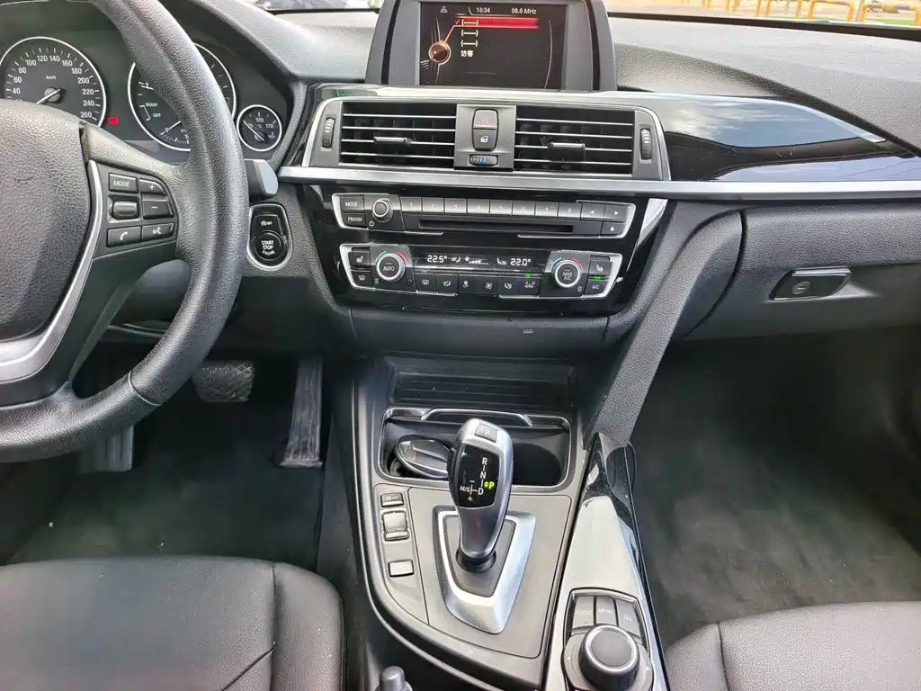 BMW 3 Series 2017 — фото 11